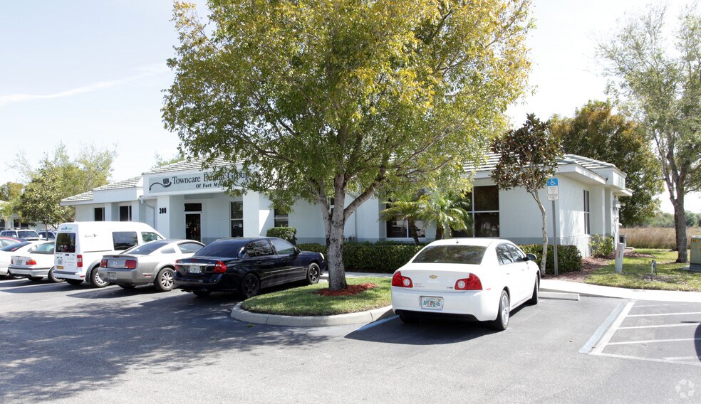 6150 Diamond Center Ct, Fort Myers, FL à vendre - Photo de l’immeuble – Image 2 sur 2