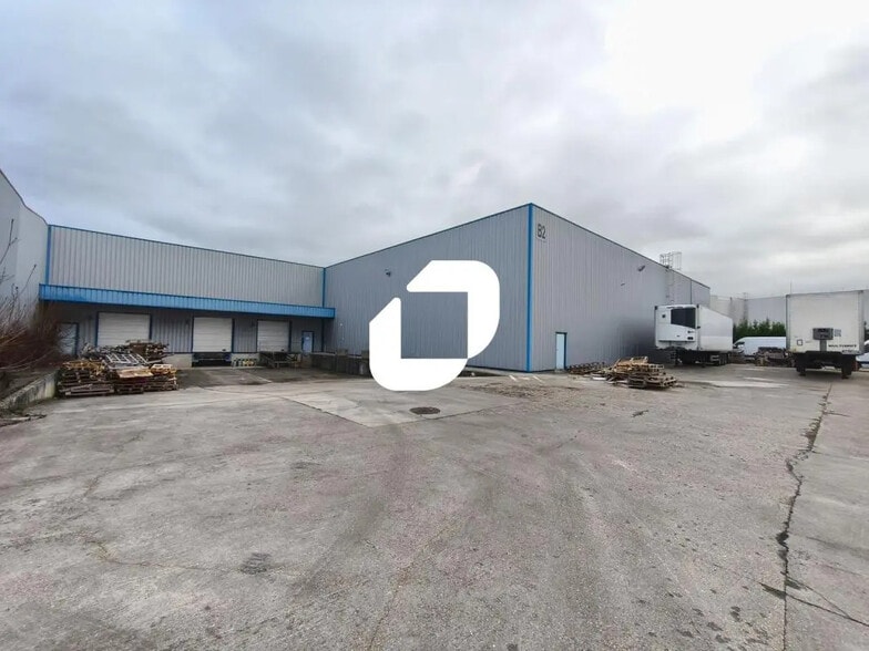 Local d’activités dans Santeny à louer - Photo de l’immeuble – Image 1 sur 5