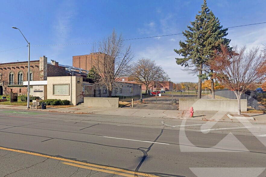 3333-3335 E Jefferson Ave, Detroit, MI à vendre - Photo de l’immeuble – Image 1 sur 3