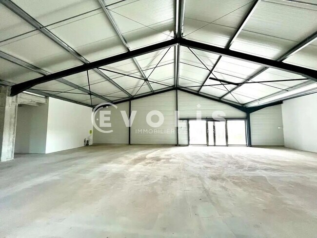 Plus de détails pour Bureau, Local commercial à louer