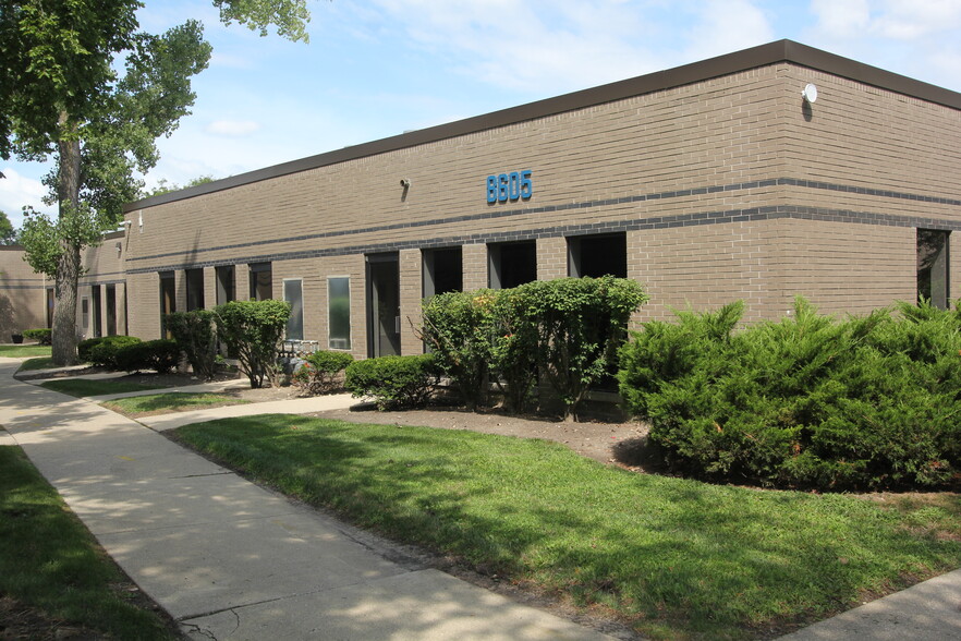 8601 W Bryn Mawr Ave, Chicago, IL à louer - Photo de l’immeuble – Image 1 sur 12