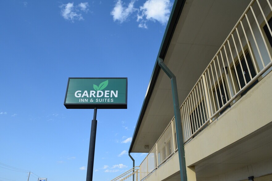 229 S Interstate 35, Pearsall, TX à vendre - Photo de l’immeuble – Image 3 sur 12
