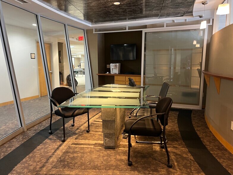 11925 W Carmen Ave, Milwaukee, WI à louer - Photo de l’immeuble – Image 2 sur 25