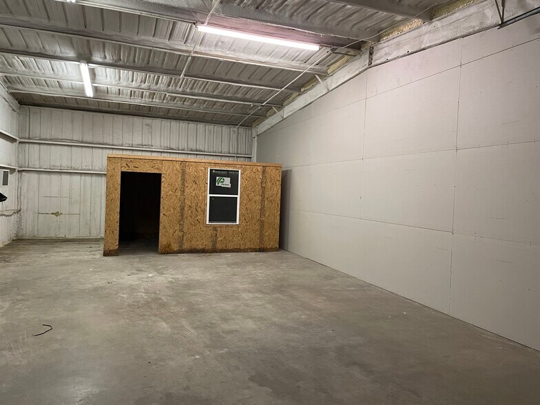 220 S 1st St, Sanger, TX à louer - Photo de l’immeuble – Image 3 sur 5
