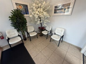 2250 Palm Beach Lakes Blvd, West Palm Beach, FL à louer Photo intérieure– Image 2 sur 9