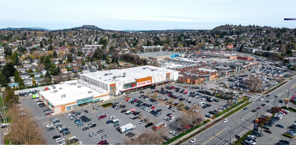 3385-3405 Shelbourne St, Saanich, BC à vendre - Photo de l’immeuble – Image 2 sur 3
