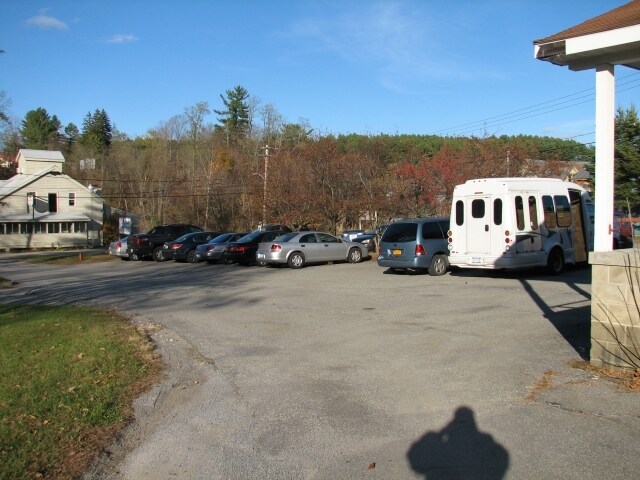 99 River St, Warrensburg, NY à vendre - Photo de l’immeuble – Image 3 sur 5