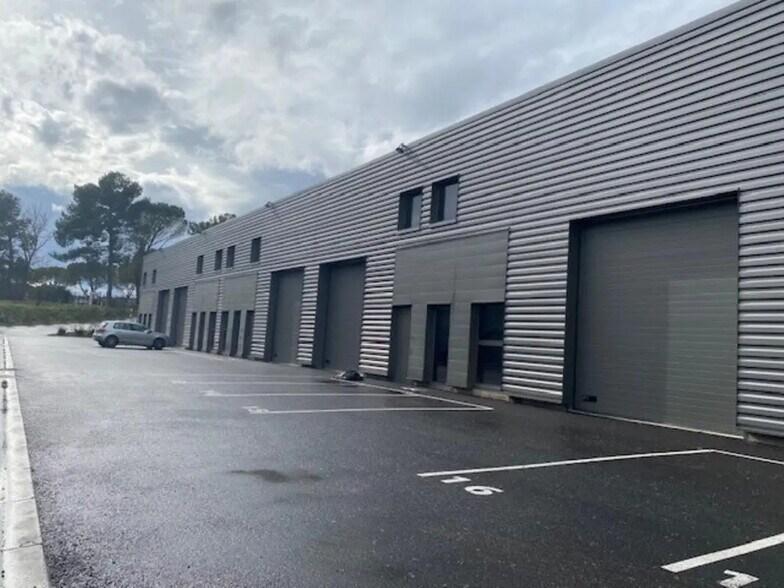 Local d’activités dans Rousset à louer - Photo de l’immeuble – Image 1 sur 5