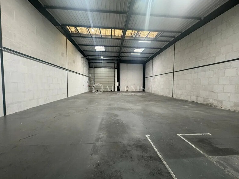 Local d’activités dans Villepinte à louer - Photo de l’immeuble – Image 2 sur 5