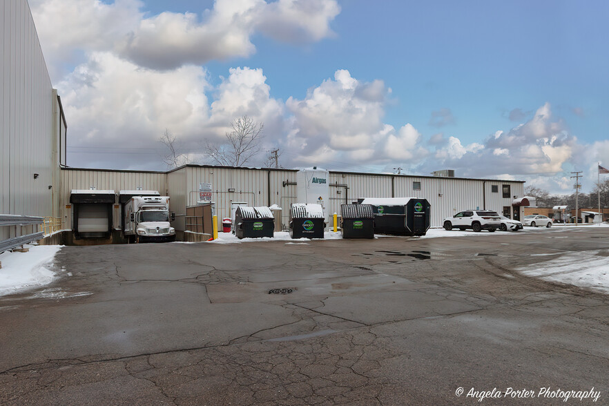 947 Carney Ct, Antioch, IL à louer - Photo de l’immeuble – Image 3 sur 97