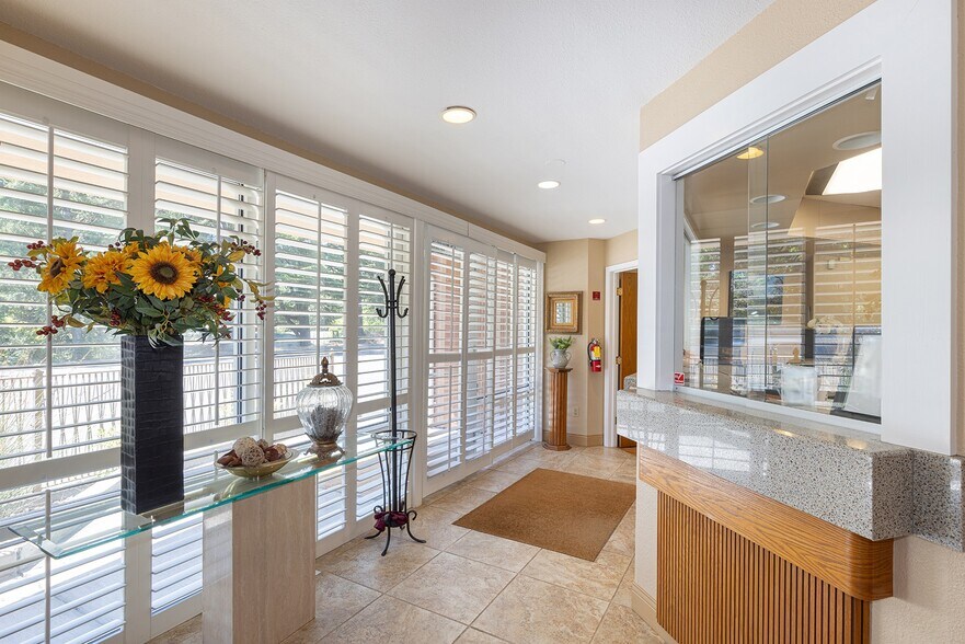 2211 4th St, Santa Rosa, CA à vendre - Photo intérieure – Image 2 sur 24