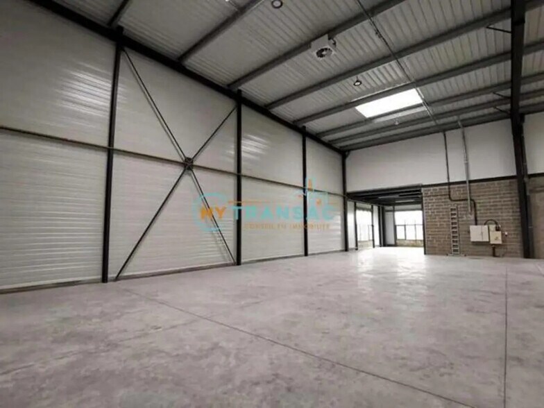 Local d'activités dans Moissy-Cramayel à vendre - Photo de l’immeuble – Image 1 sur 13