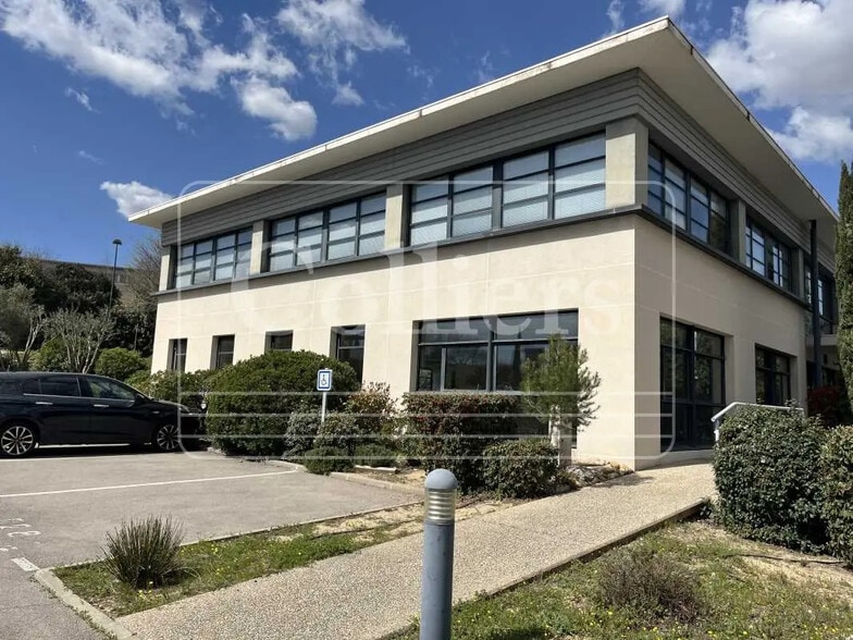 860 Rue René Descartes, Aix-en-Provence à louer - Photo de l’immeuble – Image 2 sur 18
