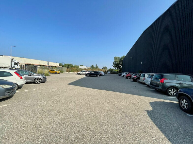 Industriel/Logistique dans L'ISLE-SUR-LA-SORGUE à louer - Photo de l’immeuble – Image 2 sur 5