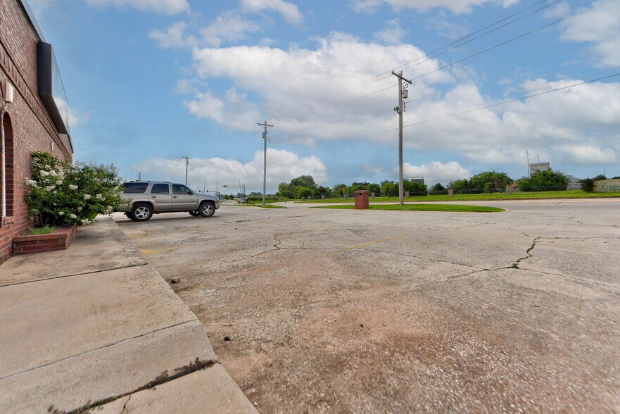 1027-1029 E Vandament Ave, Yukon, OK à louer - Photo de l’immeuble – Image 3 sur 13