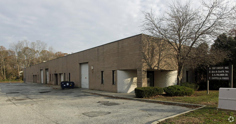 565 Acorn St, Deer Park, NY à louer - Photo de l’immeuble – Image 1 sur 3
