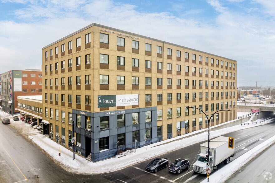 600 Rue Chabanel O, Montréal, QC à louer - Photo principale – Image 1 sur 8
