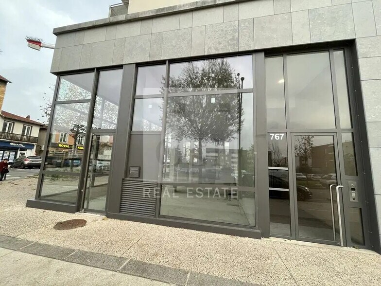Local commercial dans Sathonay-Camp à vendre - Photo de l’immeuble – Image 1 sur 21