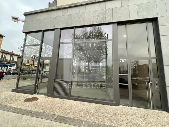 Plus de détails pour 763-803 Rue De La République, Sathonay-Camp - Local commercial à vendre