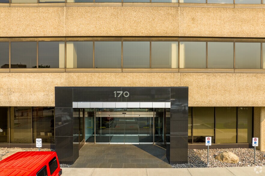 170 Attwell Dr, Toronto, ON à louer - Photo de l’immeuble – Image 3 sur 4