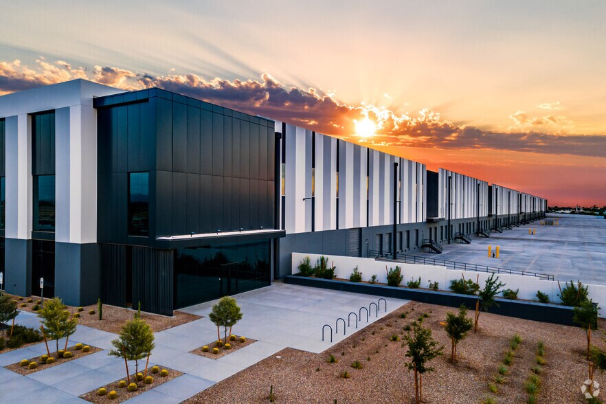 305 S Bullard Ave, Goodyear, AZ à louer - Photo principale – Image 1 sur 8