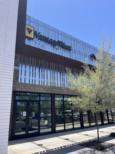 1815 S Crimson Rd, Mesa, AZ à louer - Photo de l’immeuble – Image 3 sur 10