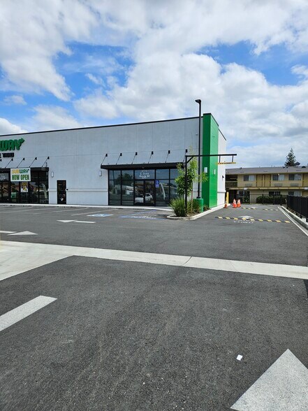 4170 E Waterloo Rd, Stockton, CA à louer - Photo de l’immeuble – Image 2 sur 3