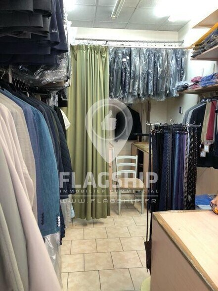 Local commercial dans Paris à louer - Photo de l’immeuble – Image 3 sur 4