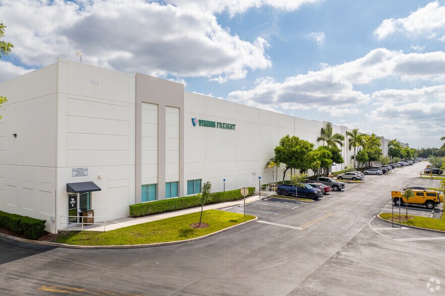 11600 NW 91st St, Miami, FL à louer - Photo de l’immeuble – Image 1 sur 9