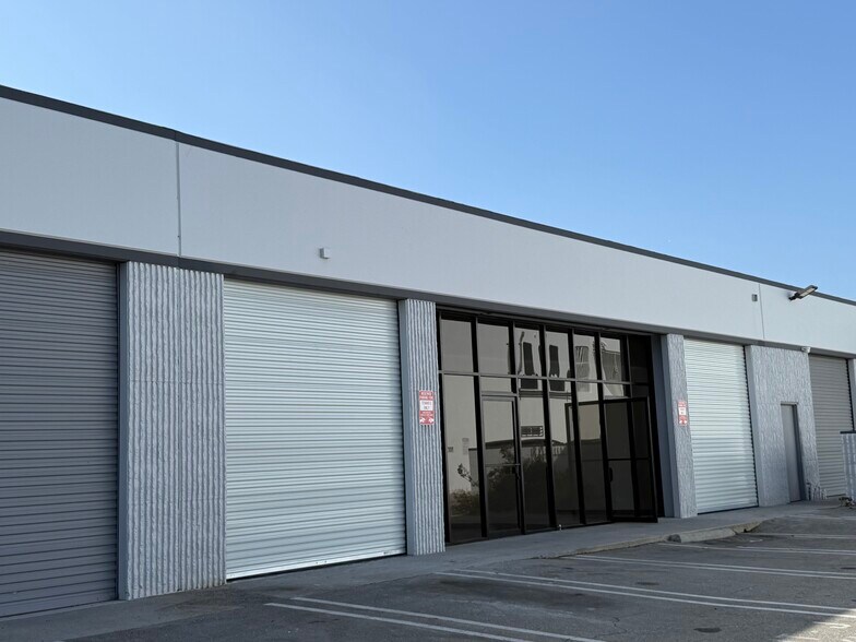 7020 Hayvenhurst Ave, Van Nuys, CA à louer - Photo de l’immeuble – Image 2 sur 3
