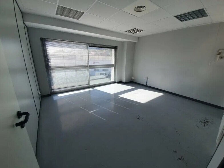 Bureau dans Saint-Laurent-du-Var à louer - Photo de l’immeuble – Image 3 sur 6