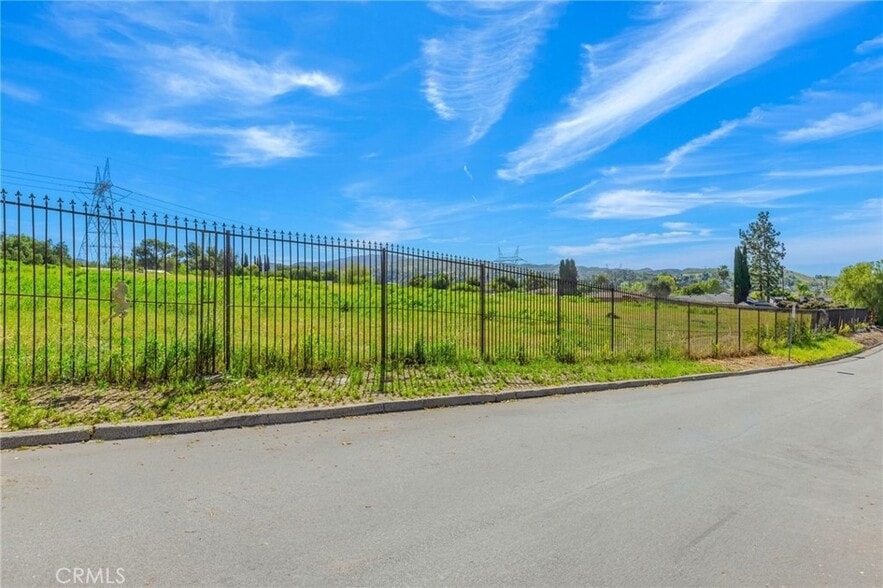 11326 Wheatland Ave, Sylmar, CA à vendre - Photo de l’immeuble – Image 3 sur 20