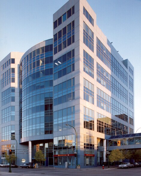 400 St Mary Ave, Winnipeg, MB à louer - Photo de l’immeuble – Image 2 sur 3