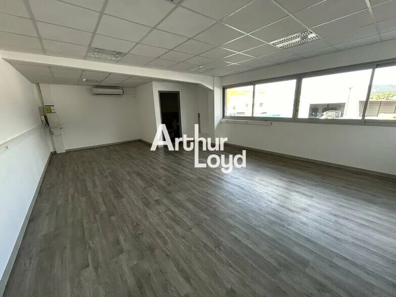 Bureau dans Fréjus à louer - Photo de l’immeuble – Image 1 sur 8