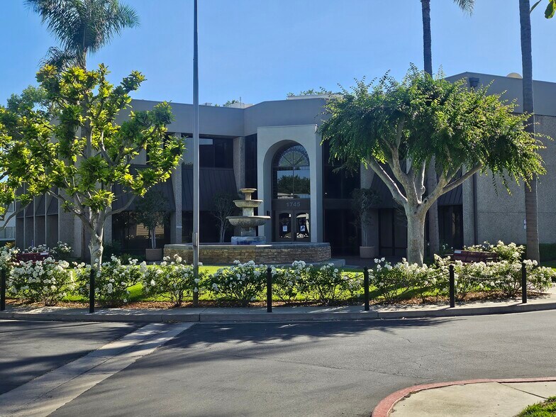 1745 W Orangewood Ave, Orange, CA à louer - Photo de l’immeuble – Image 2 sur 7