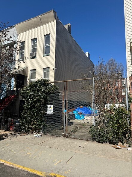 35 Cornelia St, Brooklyn, NY à vendre - Photo de l’immeuble – Image 1 sur 3