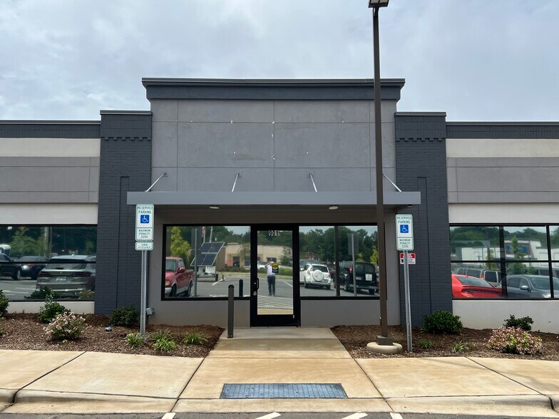 901 N Wendover Rd, Charlotte, NC à louer - Photo de l’immeuble – Image 1 sur 8