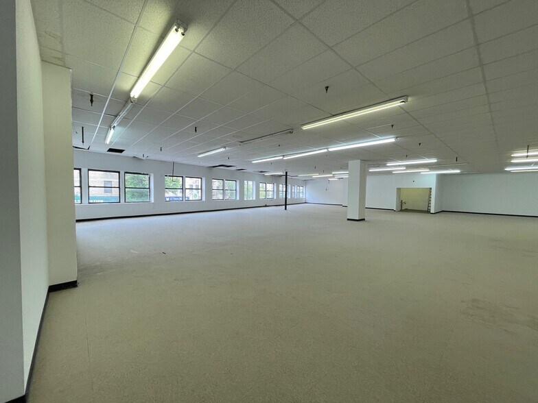 40-48 W Burnside Ave, Bronx, NY à louer - Photo de l’immeuble – Image 3 sur 17