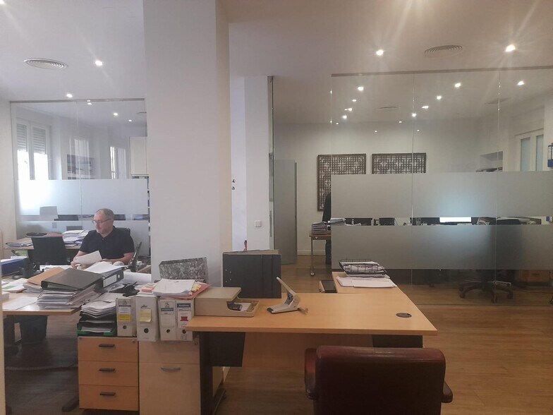 Immeuble residentiel dans Madrid, Madrid à vendre - Photo intérieure – Image 2 sur 3