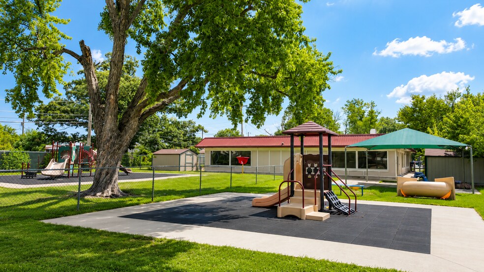 417 S Church St, Saint Peters, MO à louer - Photo de l’immeuble – Image 3 sur 5