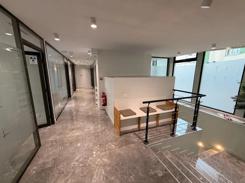 Bureau dans OULLINS-PIERRE-BÉNITE à louer Hall d’entrée– Image 1 sur 4