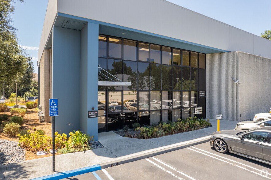 5126 Clareton Dr, Agoura Hills, CA à louer - Photo de l’immeuble – Image 3 sur 4