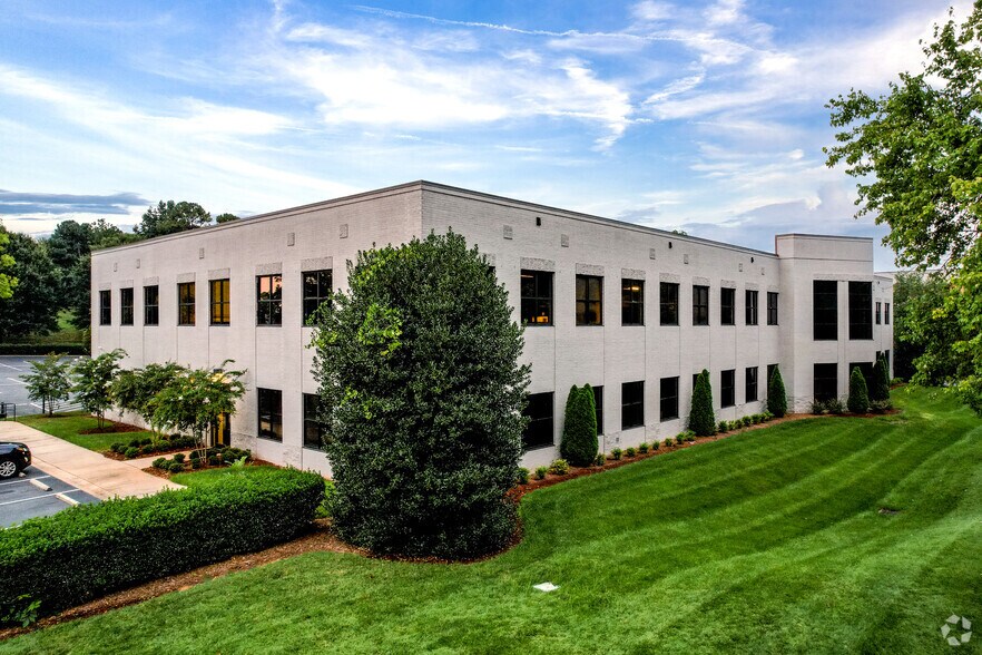 5350 77 Center Dr, Charlotte, NC à louer - Photo principale – Image 1 sur 9