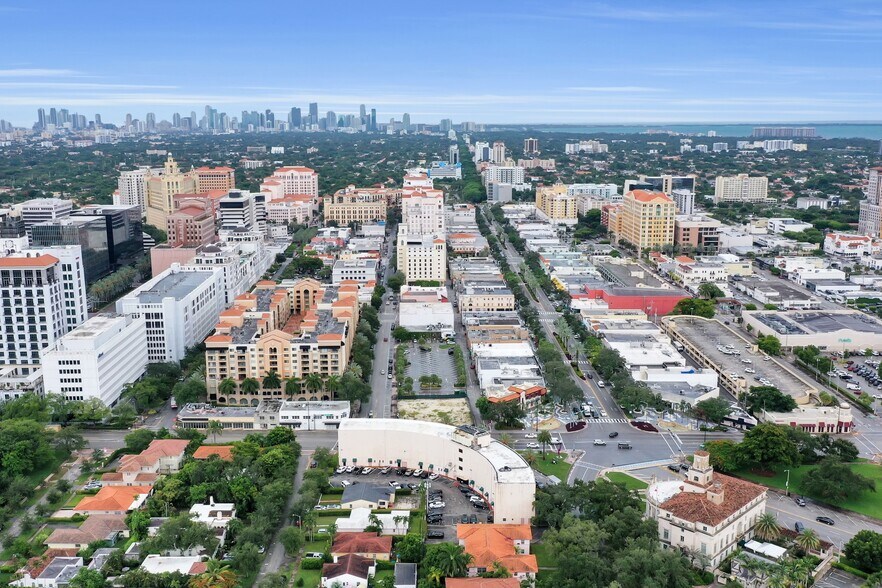 401 Coral Way, Coral Gables, FL à louer - Photo de l’immeuble – Image 3 sur 11
