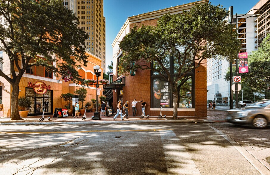 111 W Crockett St, San Antonio, TX à louer - Photo de l’immeuble – Image 2 sur 7
