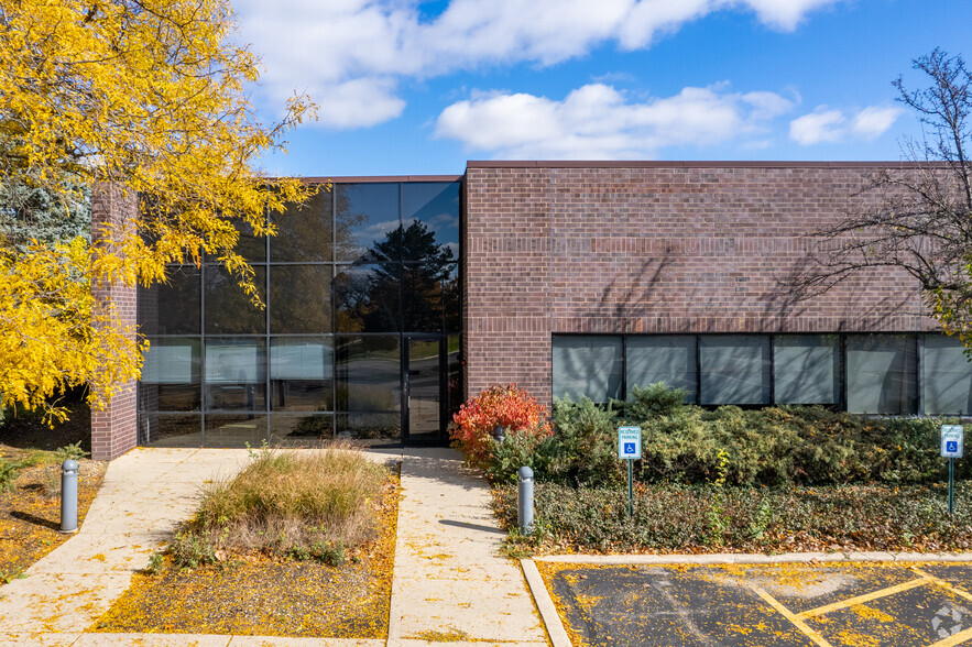 585 Slawin Ct, Mount Prospect, IL à louer - Photo de l’immeuble – Image 2 sur 16