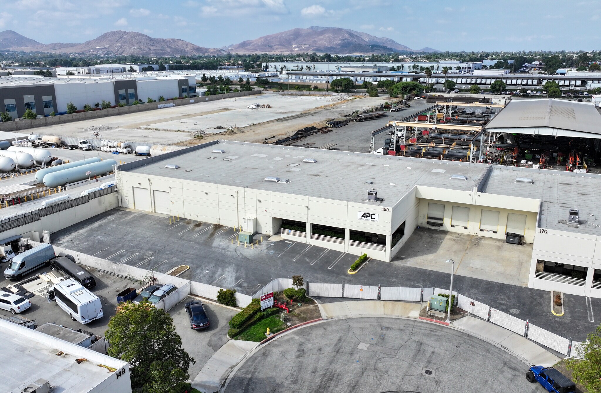 169 W Mindanao St, Bloomington, CA à vendre Photo de l’immeuble– Image 1 sur 7