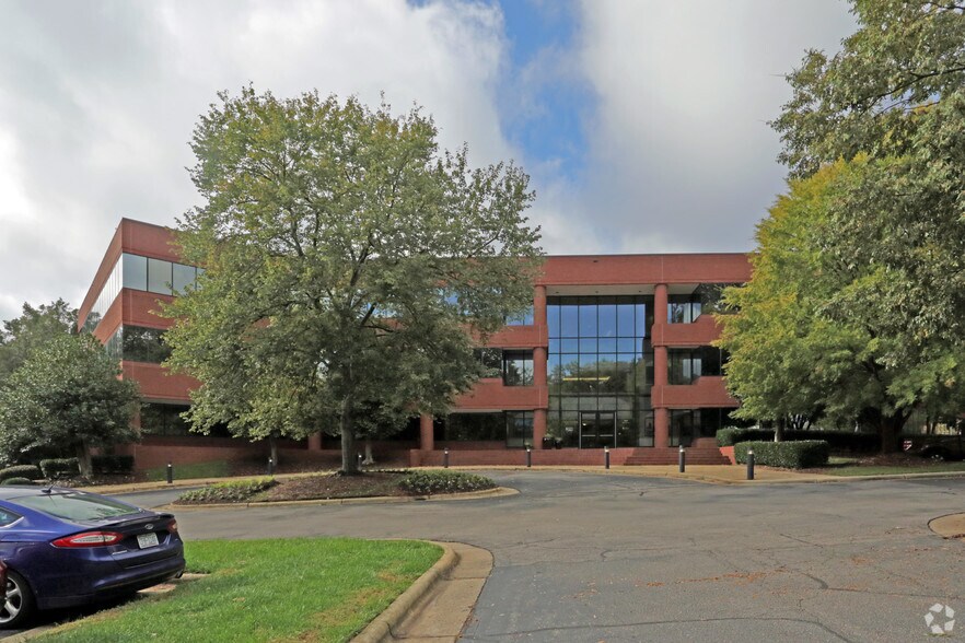 900 Ridgefield Dr, Raleigh, NC à louer - Photo de l’immeuble – Image 2 sur 12
