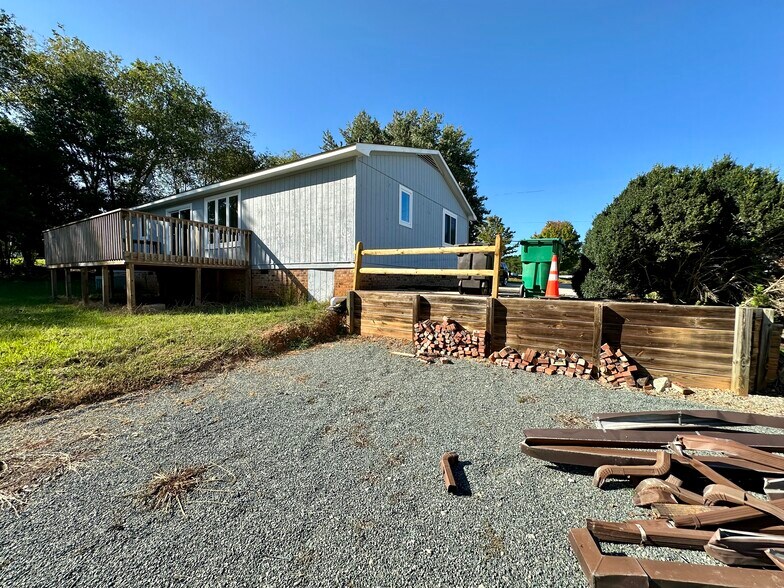 609 Gallimore Dairy Rd, High Point, NC à louer - Photo de l’immeuble – Image 2 sur 10