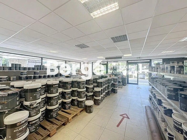 Local commercial dans Vallauris à louer - Photo de l’immeuble – Image 1 sur 4